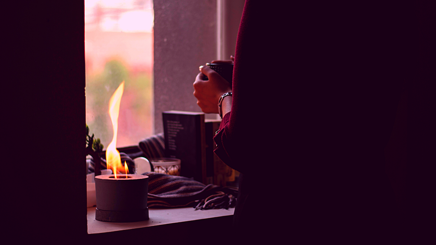 Muat video: An easy-to-use portable fireplace for indoors and outdoors, for all seasons and occassions. The design shown here is NOMAD (Mini).
